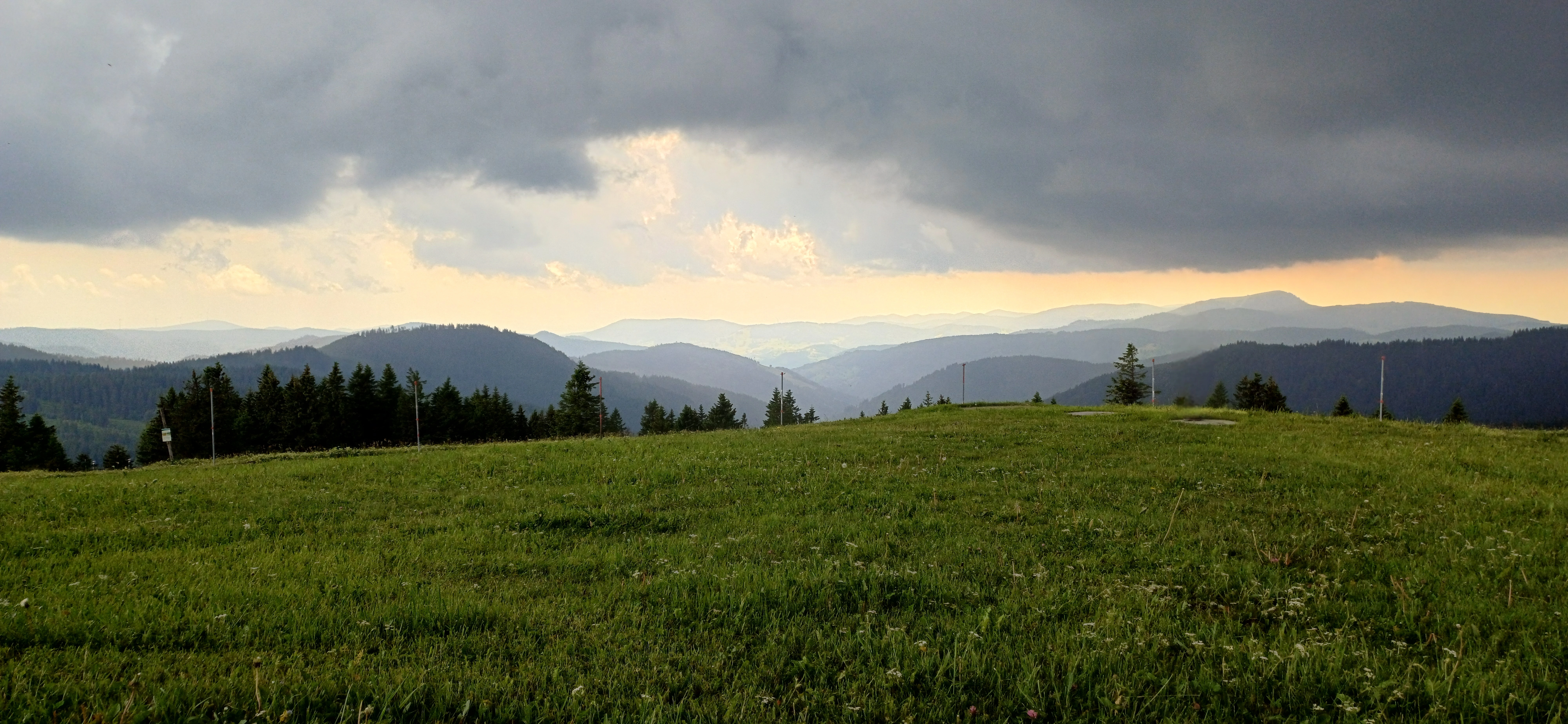 Darkmode-Code-Editor mit blauem Syntax-Highlighting