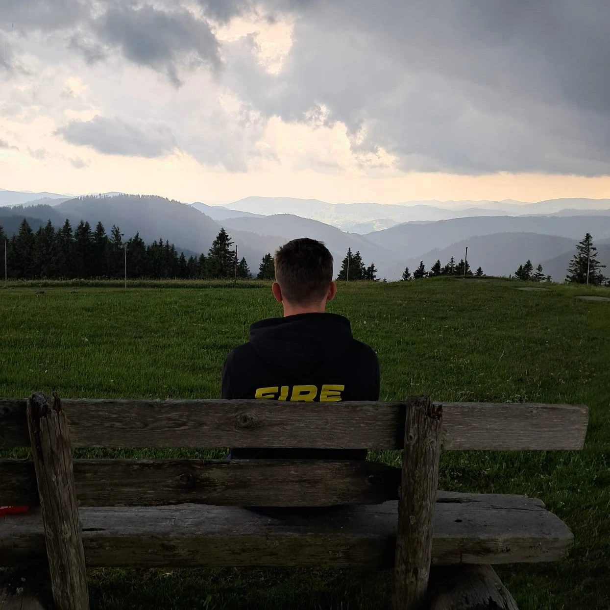 Mark vor blauem Neonlicht mit Laptop